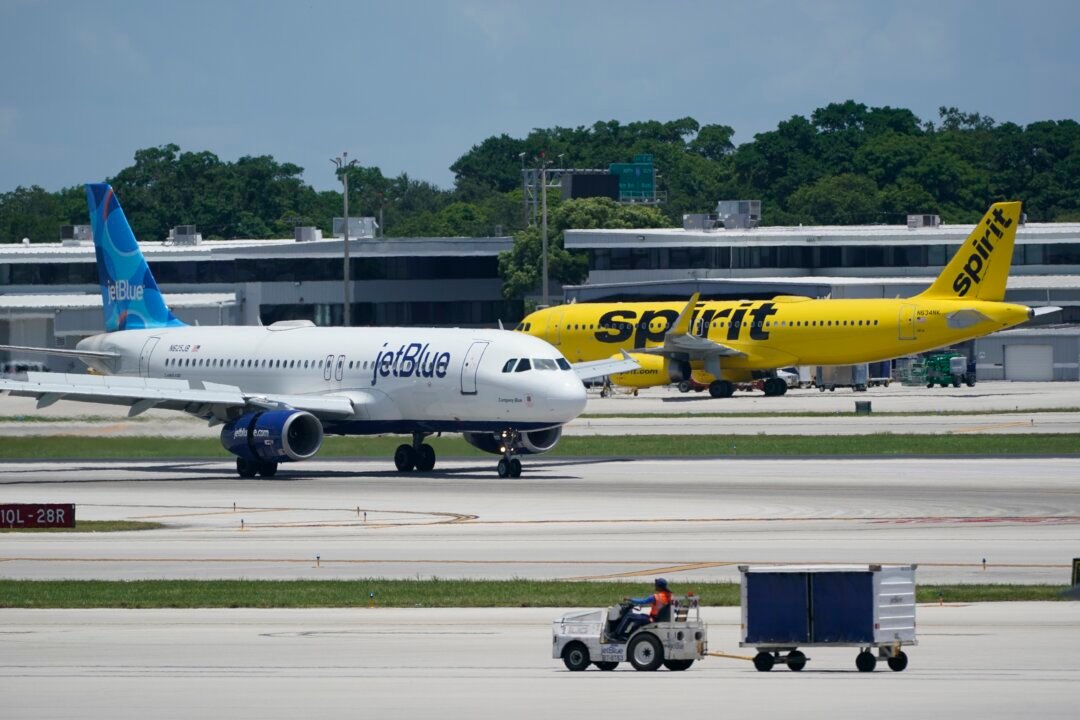 120 Free Flights? The Audacious Flight Attendant Impersonator Caught!