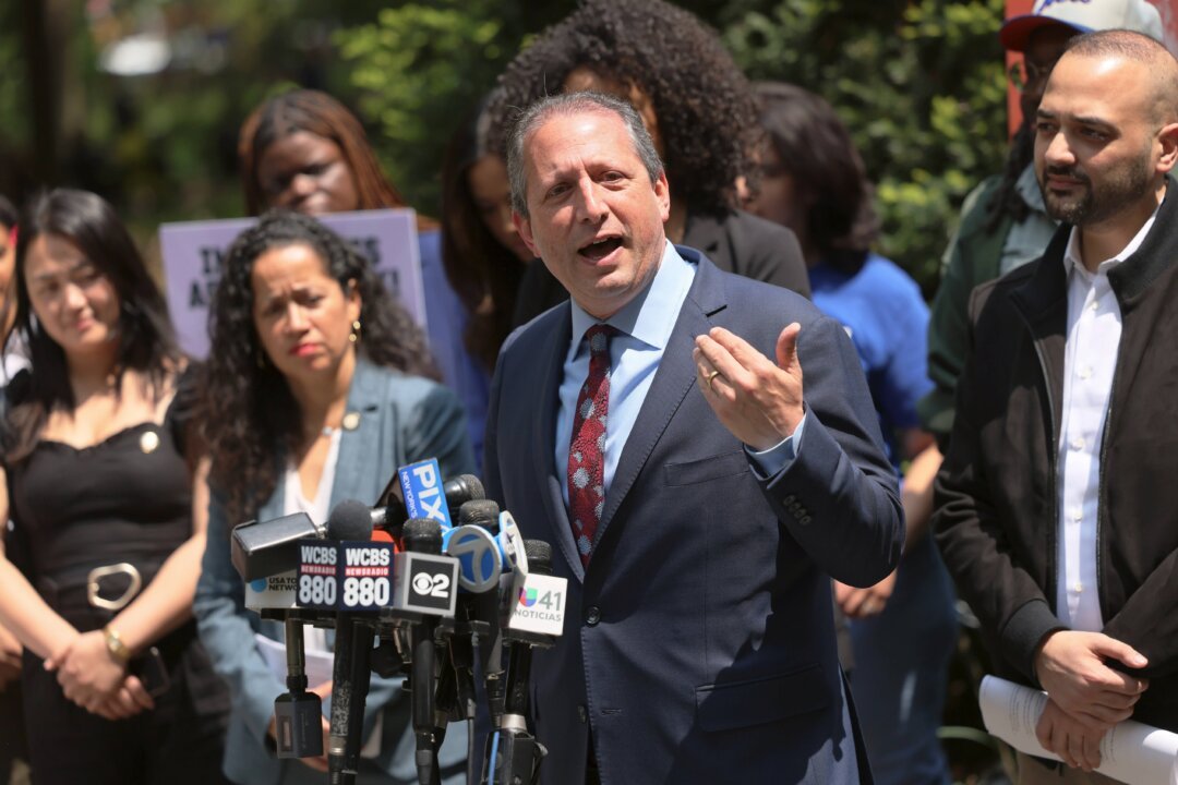 NYC Mayoral Hopeful Brad Lander Arrested by ICE: A Controversial Encounter