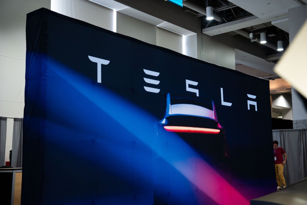 Tesla Stock Plummets Amidst Intensifying Trump-Musk Feud