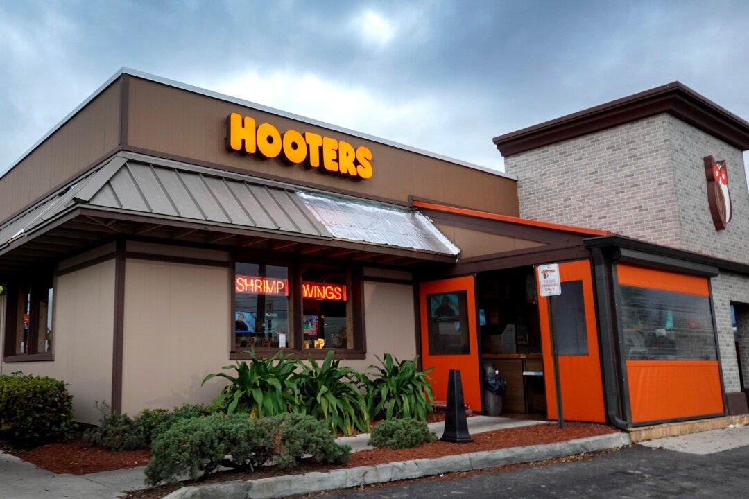Hooters Shuts Down Dozens of Locations in Major Restructuring Amid Bankruptcy